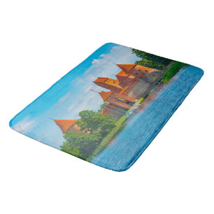 Tapis De Bain Beau château médiéval sur un lac bleu         