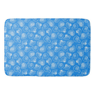 TAPIS DE BAIN BLEU CLAIR AVEC COQUILLES BLANCHES