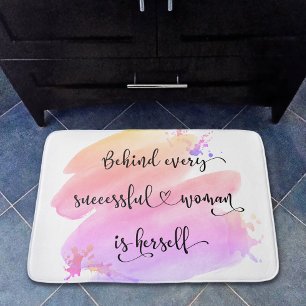 Tapis De Bain Citation de femme réussie Script Rose Aquarelle Bo