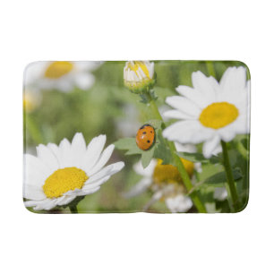 Tapis De Bain Coccinelle dans un jardin de marguerite