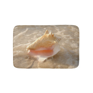 Tapis De Bain Conque Shell en sable sur la plage tropicale