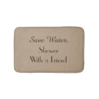 Douche économiseuse d'eau avec un ami drôle en pel