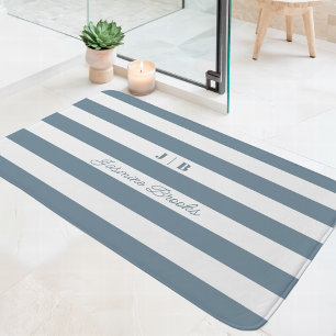 Tapis De Bain Dusty Blue and White Wide Stripes Nom du monogramm