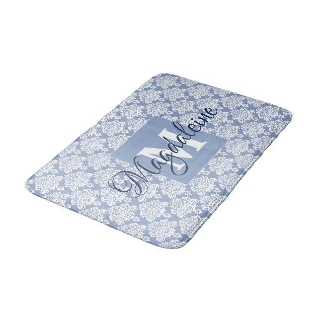 Tapis De Bain Dusty Blue avec dentelle Damask Monogramme & Nom (Angle)