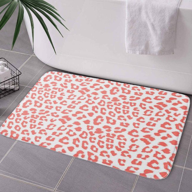 Tapis De Bain Empreinte de léopard de corail (Coral Leopard Print Bath Mat by Looly Elzayat
)