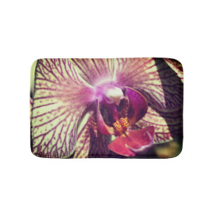 Tapis De Bain Fleur d'orchidée violette rayée près vers le haut