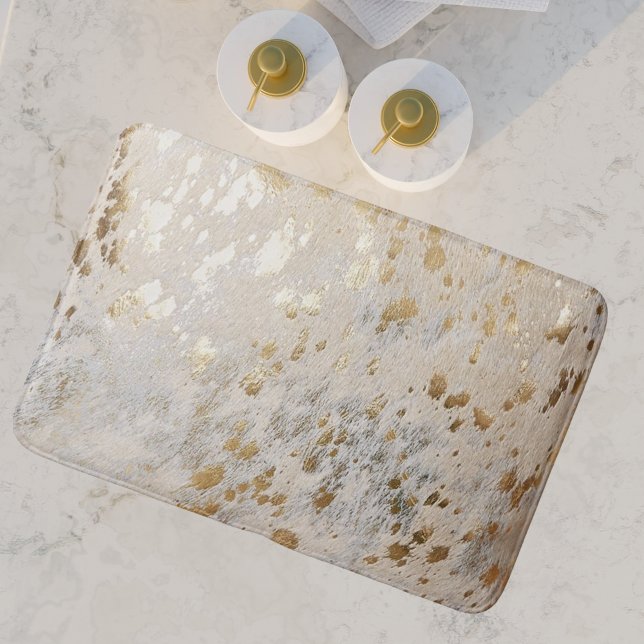 Tapis De Bain Gold Cowhide Print Metallic (Gold Cowhide Print Metallic Bath Mat, a luxury elegant and modern design for a classy chic bathroom)