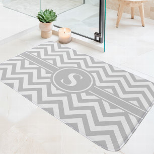 Tapis De Bain Gris Et Blanc Chevron Monogramme