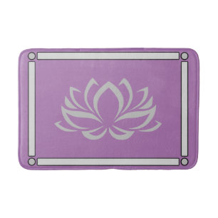 Tapis De Bain Lotus en argent sur la couche de lavande