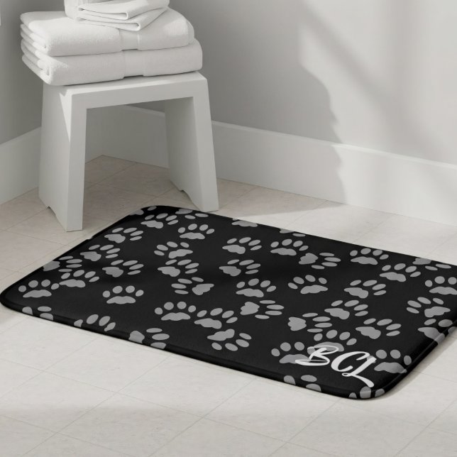 Tapis De Bain Mat de bain Empreinte de patte noir et gris (Looking for a quick bathroom update? Add your initials to this black and grey paw print bath mat )