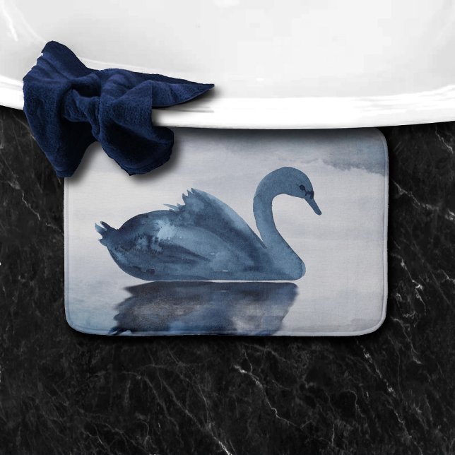 Tapis De Bain Misty Reflections | Moody Dusty Blue Swan sur le l (Créateur téléchargé)