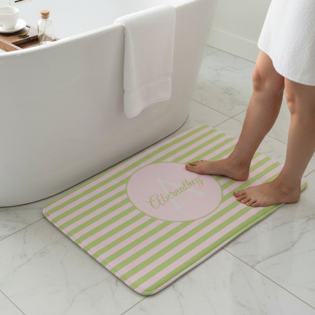 Tapis De Bain Monogramme Initial & Nom Rayures Rose Pastel Vert (Pastel pink and green striped background with template name & initial letter monogram bathmat.)