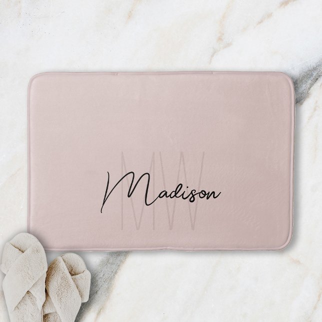 Tapis De Bain Nom Monogramme moderne Script Blush Pink (Modern Monogram Name Script Blush Pink Bath Mat)