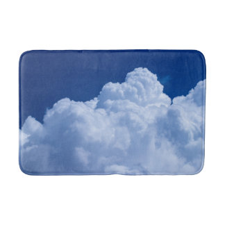 Tapis De Bain Nuages bouffants blancs et ciel bleu