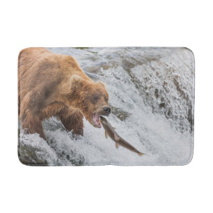 Tapis De Bain Ours brun attrape un saumon rouge
