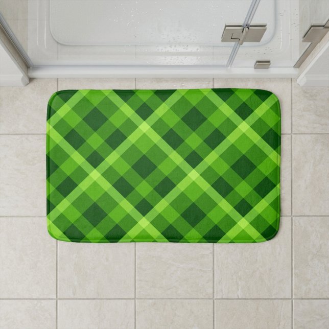 Tapis de bain petit format à carreaux verts et mot (Beautiful Tree Green Plaid Small Bath Mat on a tiled floor in front of shower in a bathroom.)
