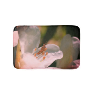 Tapis De Bain Petit Grasshopper Sur Fleur Azalée Blanche