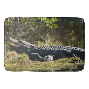 Tapis De Bain Photo d'un alligator se chauffant sur une berge de