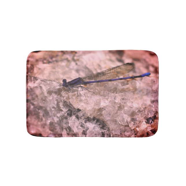 Tapis De Bain Purple Damselfly Sur Quartz Rock Gros plan (Devant)