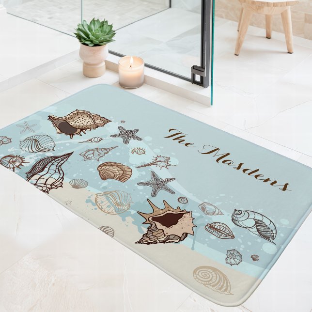 Tapis De Bain Seashells And Sand Coastal Beach Nom De Famille (Créateur téléchargé)