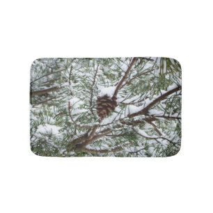 Tapis De Bain Snowy Pine Cône II hiver Photographie de la nature