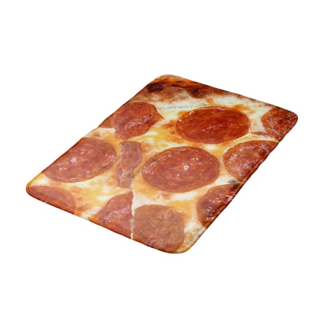 Tapis De Bain Tranche de pizza pepperoni classique de SlipperyJo (Angle)