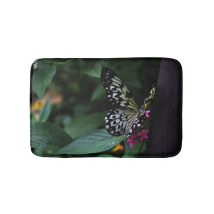 Tapis De Bain Un papillon jaune sur des fleurs roses