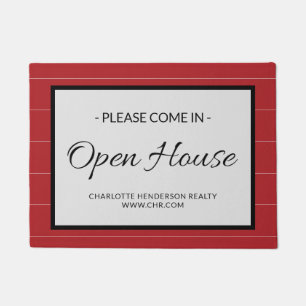 Tapis de porte ouvert de l'immobilier rouge person