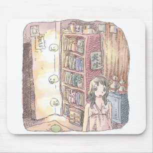TAPIS DE SOURIS さなくむじ   薄暗いお部屋で本棚のそばに浮いているぼんやり光る物体と女性のイラスト