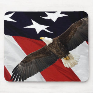 Tapis De Souris Aigle en vol au-dessus du drapeau américain
