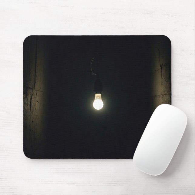 Tapis De Souris Ampoule Lumineuse Dans Une Salle Sombre (Avec souris)