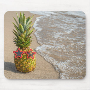 Tapis De Souris Ananas Sur Le Sable De Plage