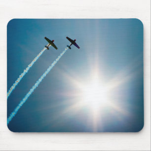 Tapis De Souris Avions volant sur le ciel bleu avec soleil.