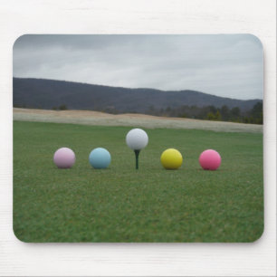 Tapis De Souris Ballons de golf aux couleurs vives sur une montagn