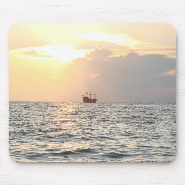 Tapis De Souris Bateau de pirate au coucher du soleil (Devant)