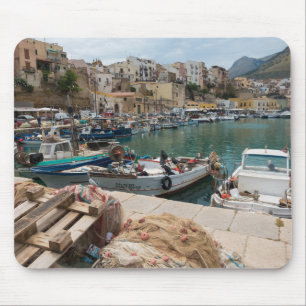Tapis De Souris Bateaux de pêche dans le port de Castellammare de