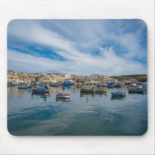 Tapis De Souris Bateaux de pêche traditionnels colorés dans le por