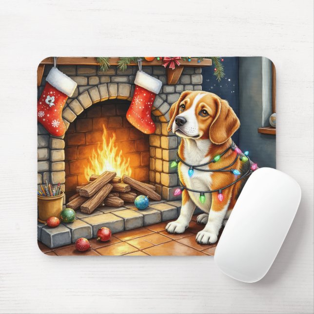 Tapis De Souris Beagle Sitting by Fireplace with Christmas Lights (Avec souris)