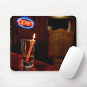 Tapis De Souris Bougie d'anniversaire dans un verre à shot de salo
