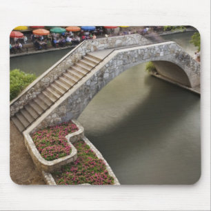 Tapis De Souris Café en plein air le long de la River Walk et pont