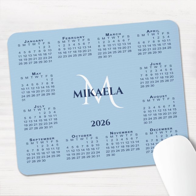 Tapis De Souris Calendrier 2026 Chic Monogramme Nom sur bleu clair (2026 Calendar Chic Monogram Name on Light Blue Mouse Pad with mouse)