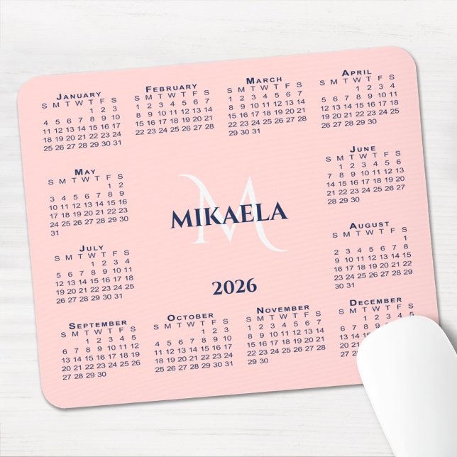 Tapis De Souris Calendrier 2026 Chic Monogramme Nom sur Rose Corai (2026 Calendar Chic Monogram Name on Coral Pink Mouse Pad with mouse)
