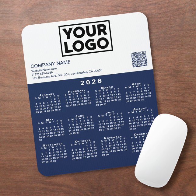 Tapis De Souris Calendrier 2026 Logo Entreprise Code QR Bleu Marin (2026 Calendar Business Logo QR Code Navy White Mouse Pad, in situ)