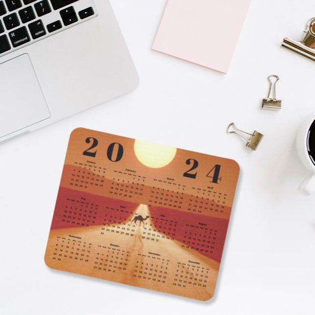 Tapis De Souris Calendrier Année 2024 Chameau Traversant le Désert (Créateur téléchargé)