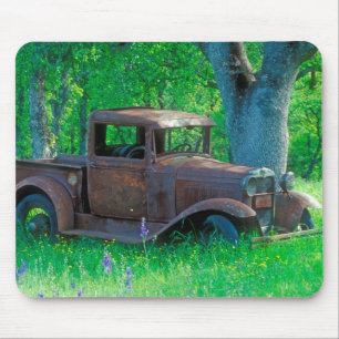 Tapis De Souris Camion antique rouillé dans un pré