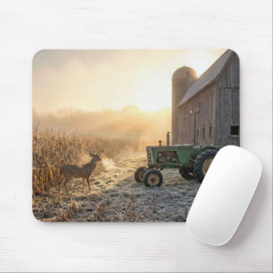 Tapis De Souris Cerfs dans la brume matinale avec tracteur agricol
