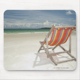 Tapis De Souris Chaise de plate-forme sur le sable blanc de la