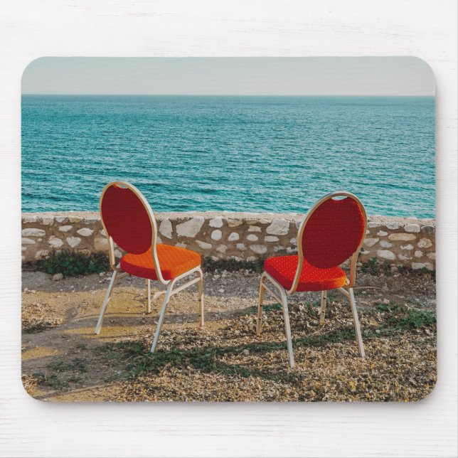 Tapis De Souris Chaises sur la côte de l'océan sous ciel (Devant)