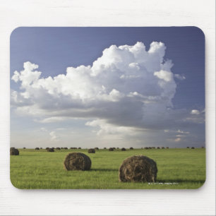 Tapis De Souris Champs de récolte avec des nuages de tempête,