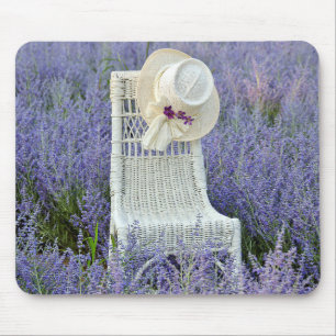 Tapis De Souris Chapeau sur chaise en osier dans le sauge